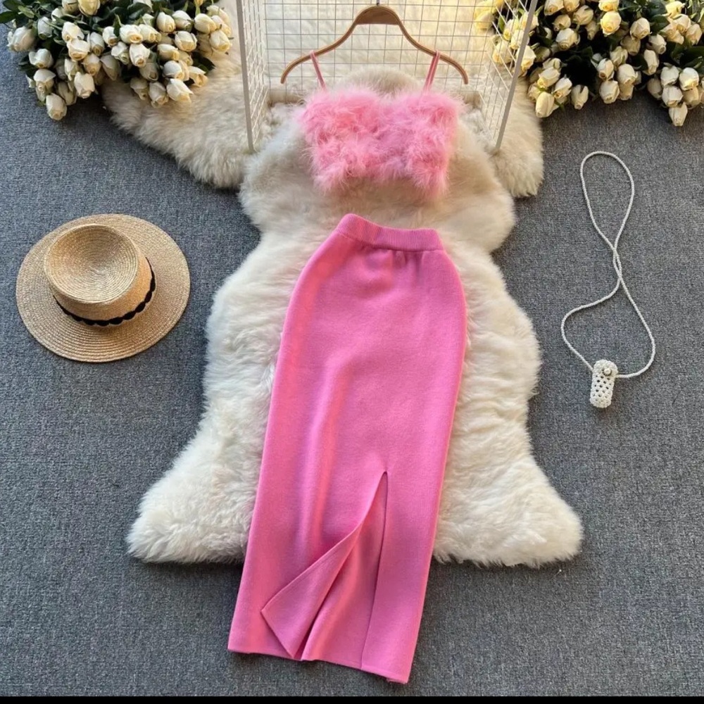 Brand new never worn 2 piece outfit set. Furry crop top and knitted skirt.